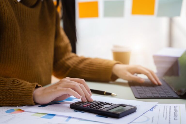 Kto i dlaczego korzysta z biur rachunkowych? Analiza klientów i usług księgowych 2020-2025